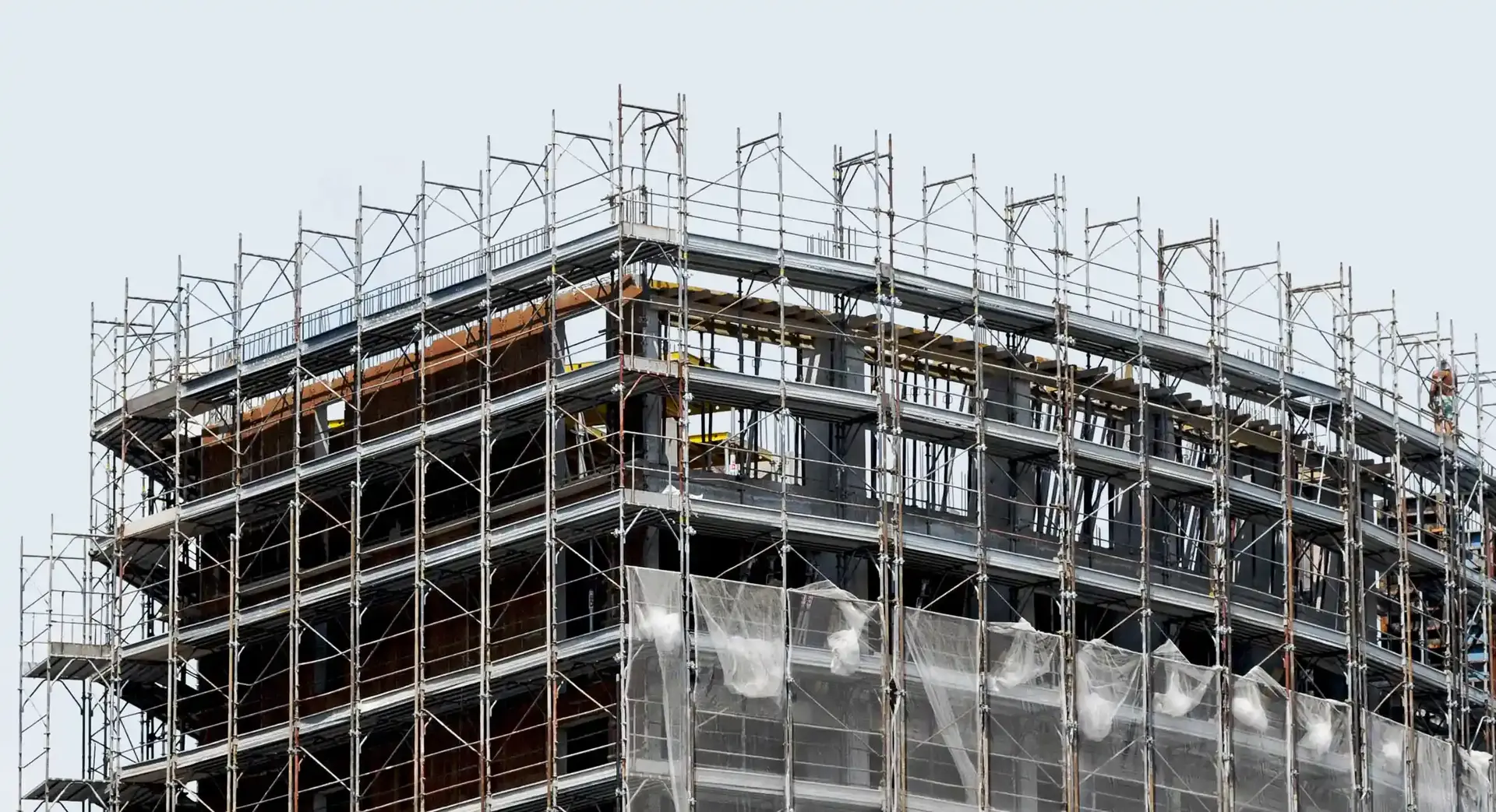 Structure avec échafaudages